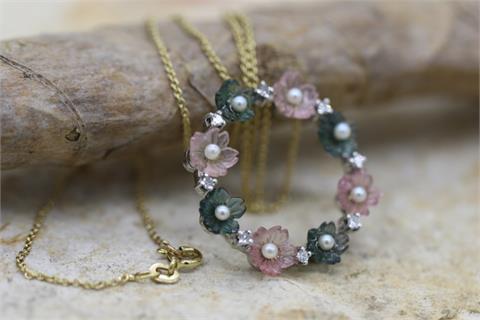 Blütenanhänger mit Perlchen und Diamanten