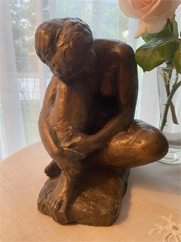 Bronzefigur die Hockende von Peter Weiss