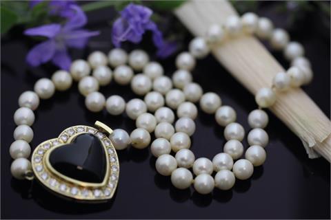 Herzanhänger mit Brillanten, Onyx, Perlenkette