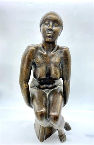 Bronzefigur sitzender Akt