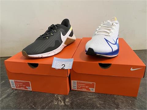 2 Paar Nike-Schuhe