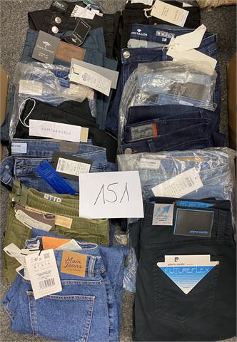 33 Hosen, meistens Jeans von verschiedenen Marken