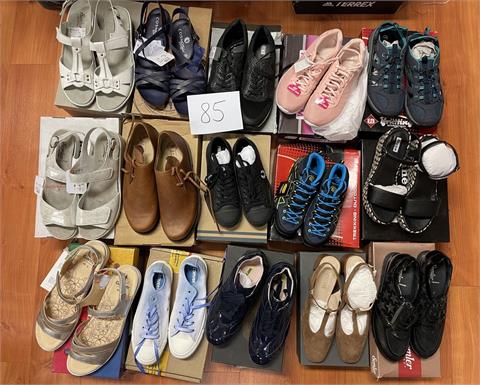 15 Paar Schuhe, unterschiedliche Modelle