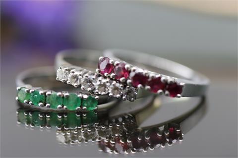 3 Ringe mit Brillanten, Rubinen und Smaragden