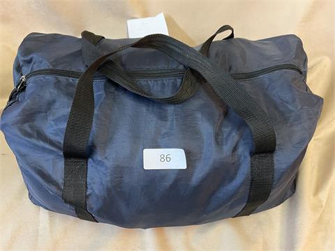 Reisetasche dunkelblau mit schwarzen Trägern