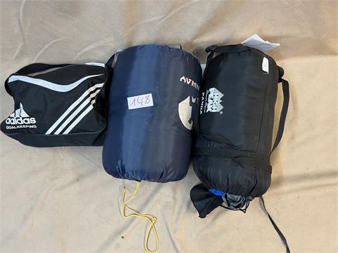 Zwei Schlafsäcke+ eine kleine Adidas Tasche