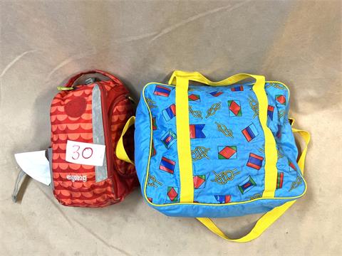 Zwei Taschen in hellblau und rot