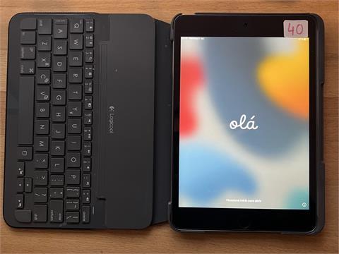 2x Apple iPads, beide mit iCloud-Sperre