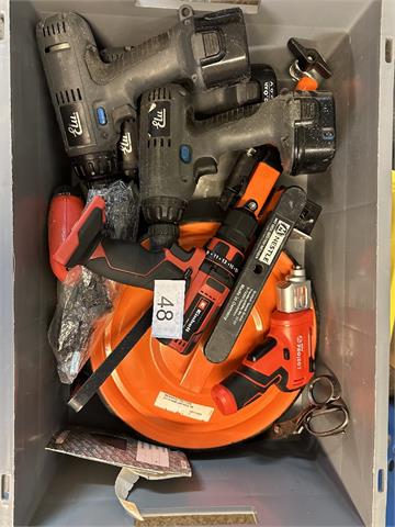 1 Kiste mit Werkzeug