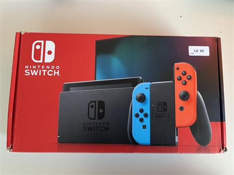 1 Nintendo Switch mit Karton
