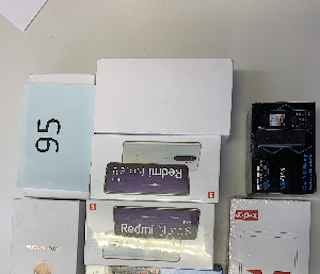 Posten "Handys", Inhalt von einer Kiste: 2x mi Redmi Note 8 pro, 5 Smartphones und ein "normales" Handy
