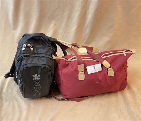 rote Tasche und Rucksack